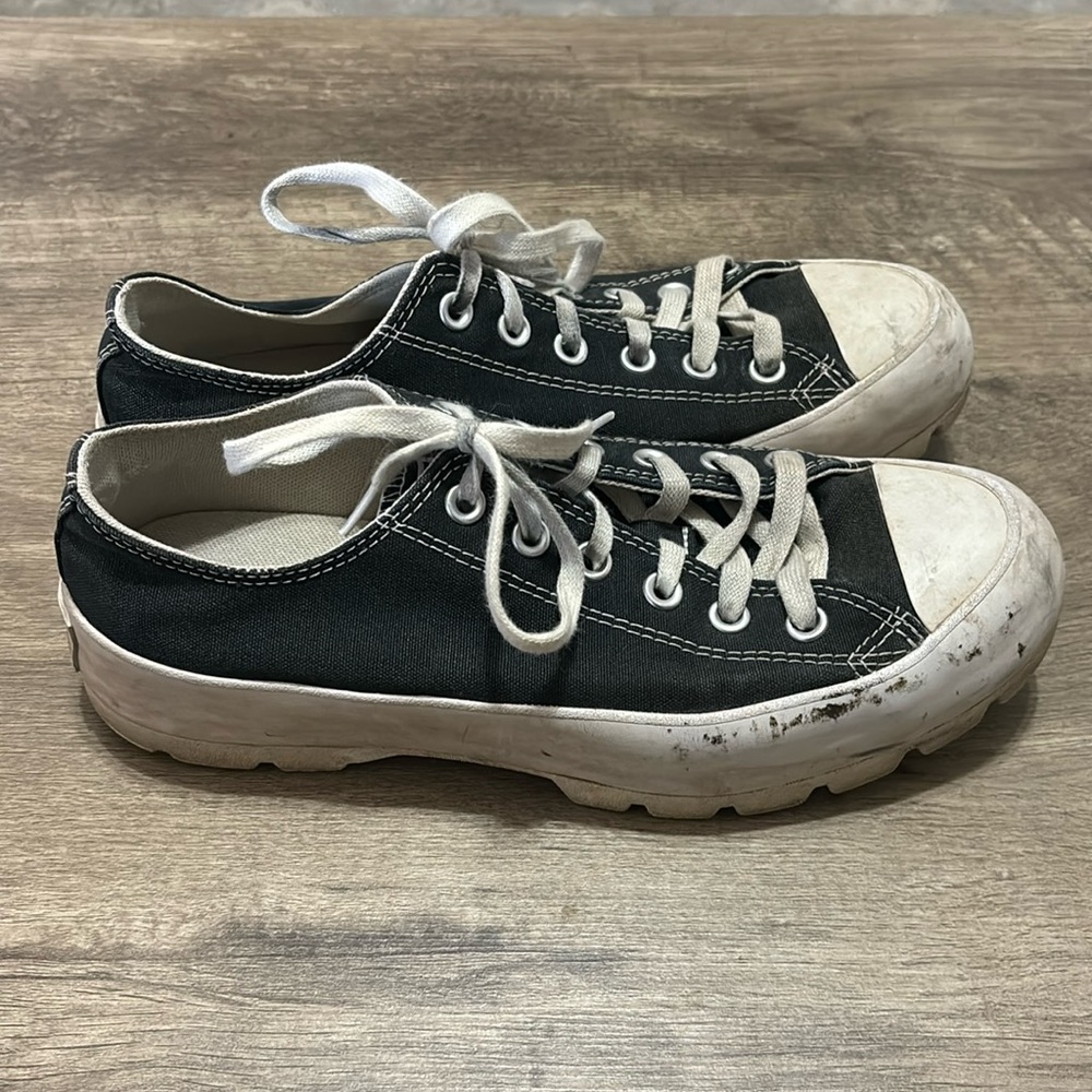 Converse platform lace up sneakers size 9.5